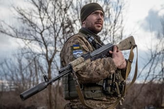 Ein ukrainischer Soldat in der Region Donezk: Die Ukraine ist zum drittgrößten Rüstungsimporteur aufgestiegen.