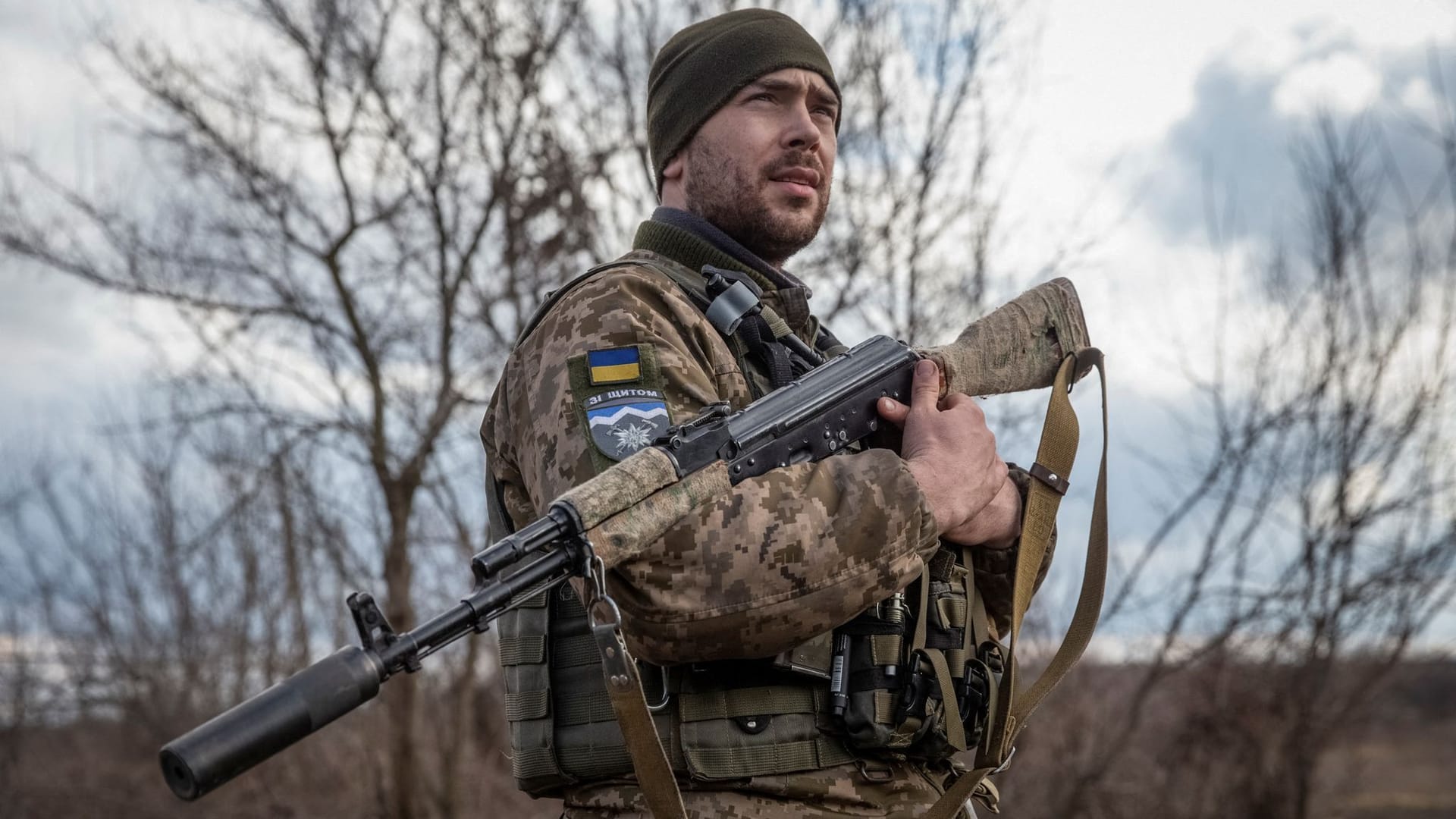 Ein ukrainischer Soldat in der Region Donezk: Die Ukraine ist zum drittgrößten Rüstungsimporteur aufgestiegen.