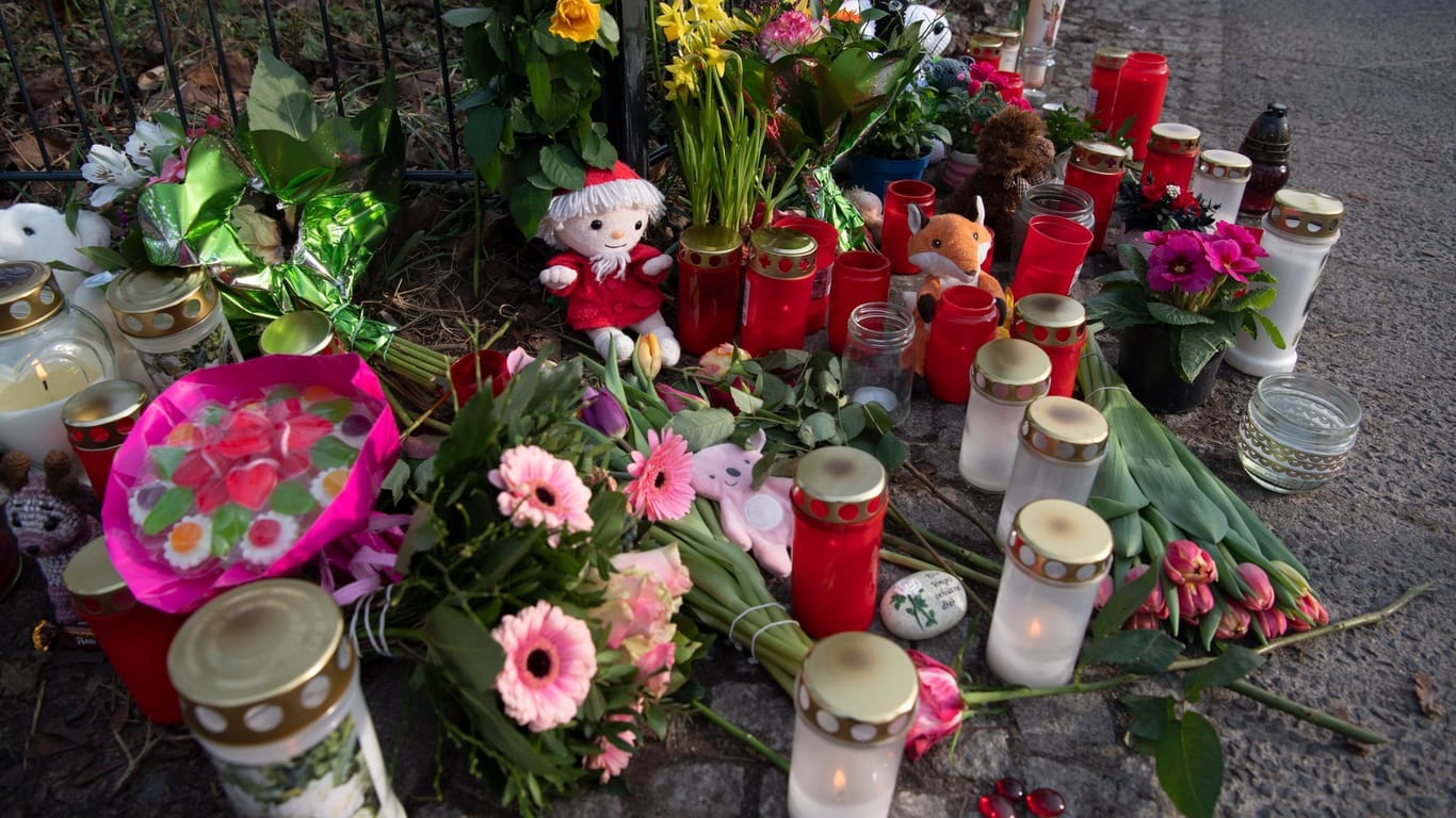Trauer um die Getötete: Blumen, Kerzen und Kuscheltiere haben Unbekannte am Bürgerpark Pankow abgelegt.