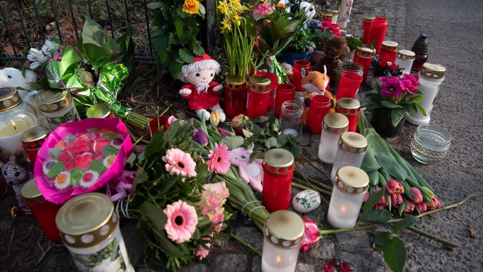 Trauer um die Getötete: Blumen, Kerzen und Kuscheltiere haben Unbekannte am Bürgerpark Pankow abgelegt.
