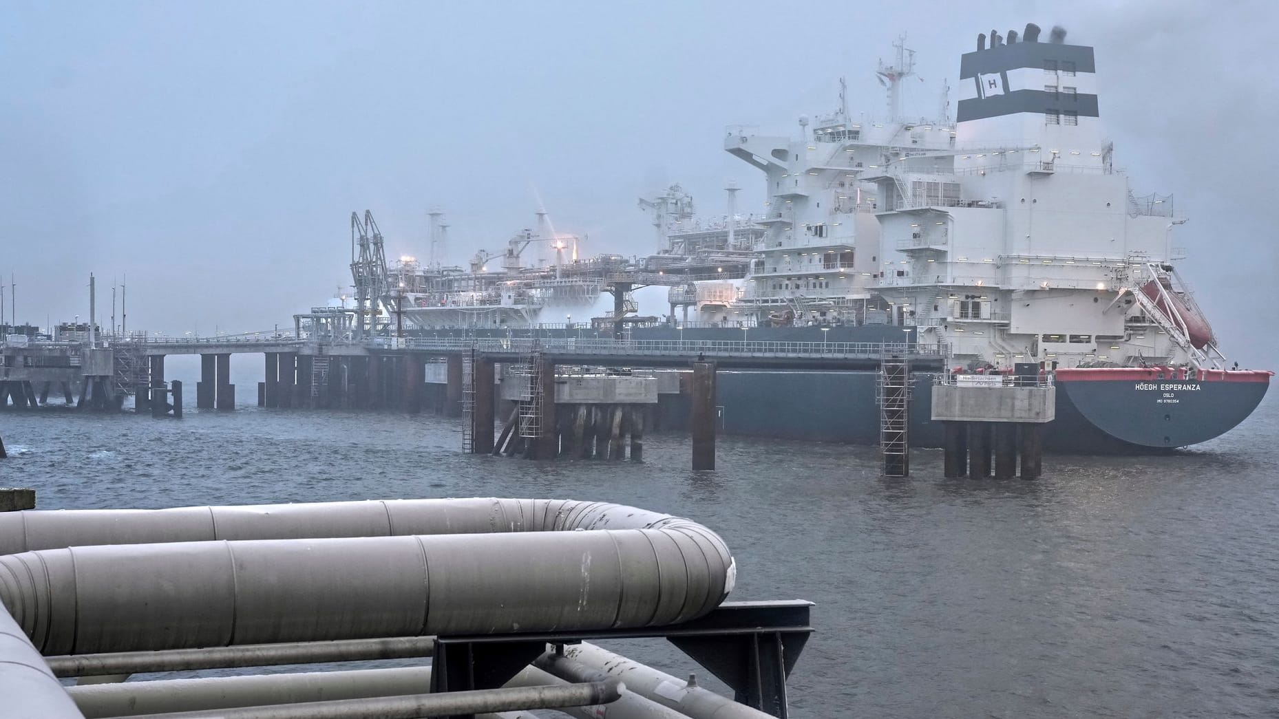 Das Spezialschiff "Höegh Esperanza" liegt am LNG-Terminal in Wilhelmshaven (Archivfoto): An der Anlage kam es zu kurzzeitigen Problemen. Das Spezialschiff "Höegh Esperanza" liegt am LNG-Terminal in Wilhelmshaven (Archivfoto): An der Anlage kam es zu kurzzeitigen Problemen.