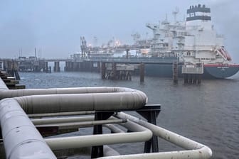 Das Spezialschiff "Höegh Esperanza" liegt am LNG-Terminal in Wilhelmshaven (Archivfoto): An der Anlage kam es zu kurzzeitigen Problemen.