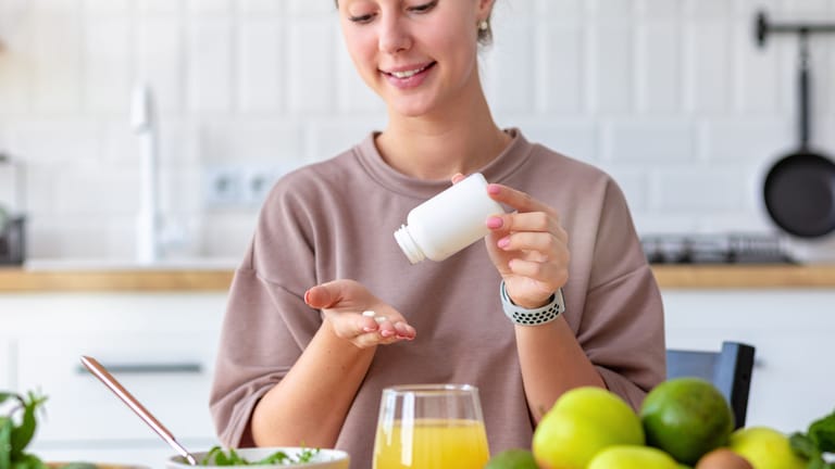 Frau nimmt Tabletten ein