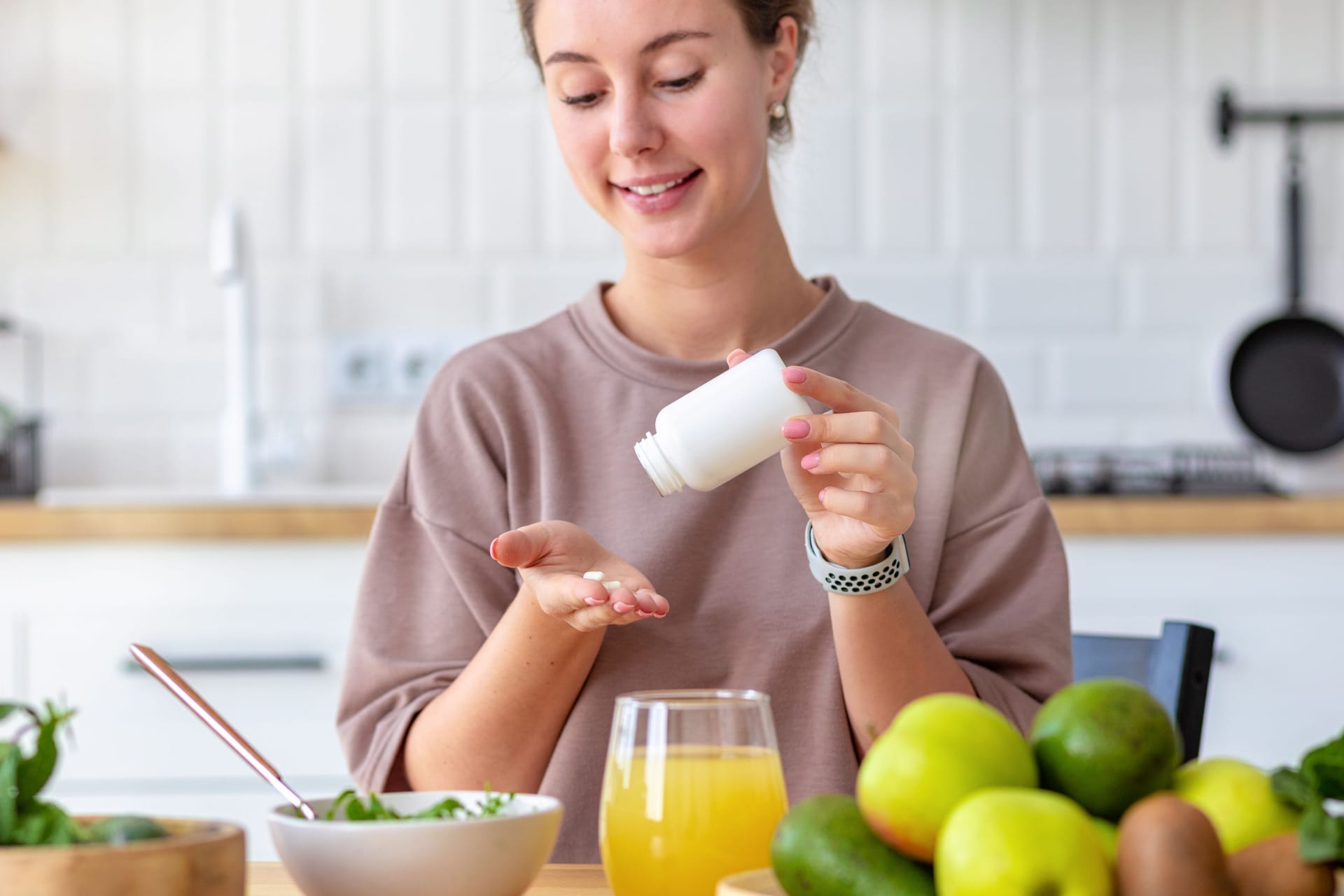 Frau nimmt Tabletten ein