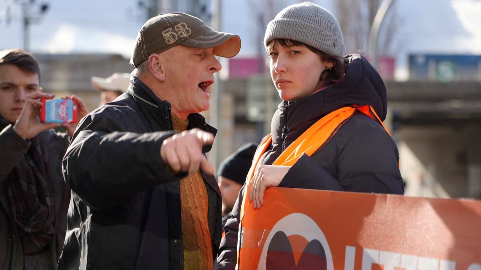 Ein Mitglied der "Letzten Generation" in Leipzig (Symbolbild): Nach einem Freispruch wegen einer Blockade im Juni 2022 fuhren Klimakleber mit ihrem Protest fort.