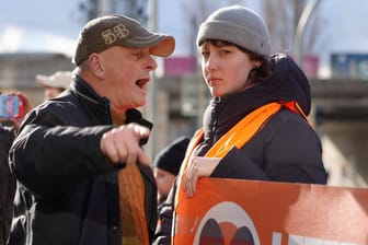 Ein Mitglied der "Letzten Generation" in Leipzig (Symbolbild): Nach einem Freispruch wegen einer Blockade im Juni 2022 fuhren Klimakleber mit ihrem Protest fort.