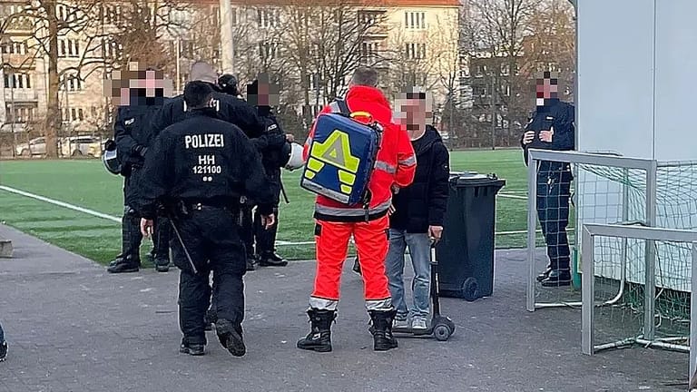 Einsatzkräfte am Sportplatz: Nach Zeugenaussagen sollen mehrere Personen verletzt worden sein
