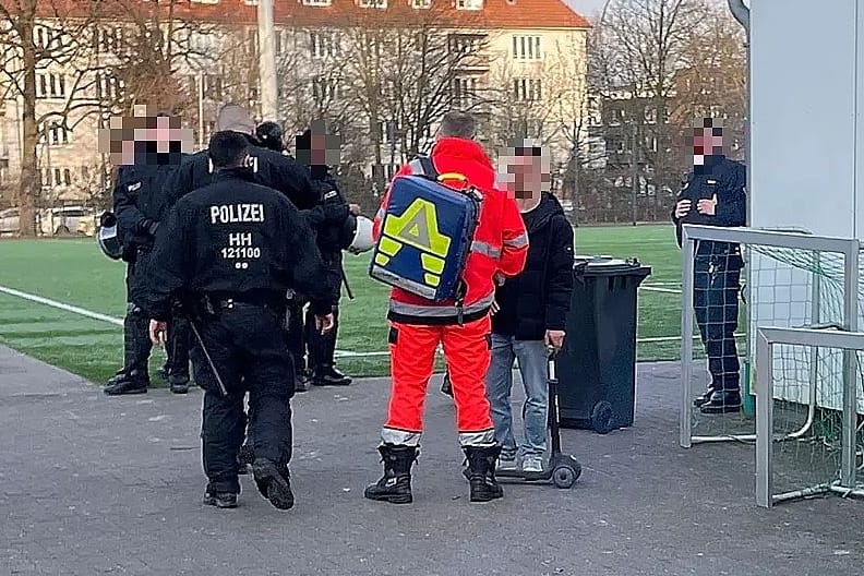 Einsatzkräfte am Sportplatz: Nach Zeugenaussagen sollen mehrere Personen verletzt worden sein