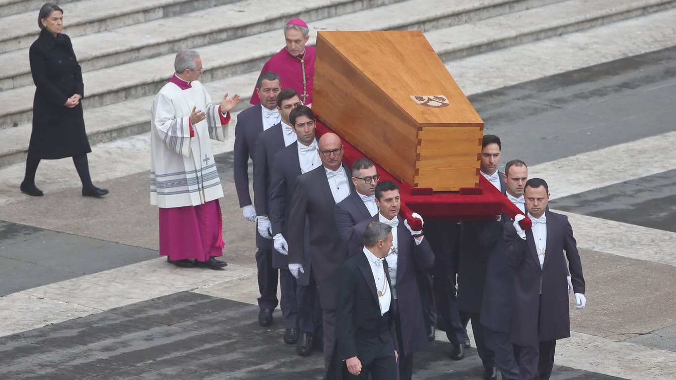 Sarg von Benedikt XVI.: Unter großer Anteilnahme verabschiedeten sich Katholikinnen und Katholiken vom emeritierten Papst.