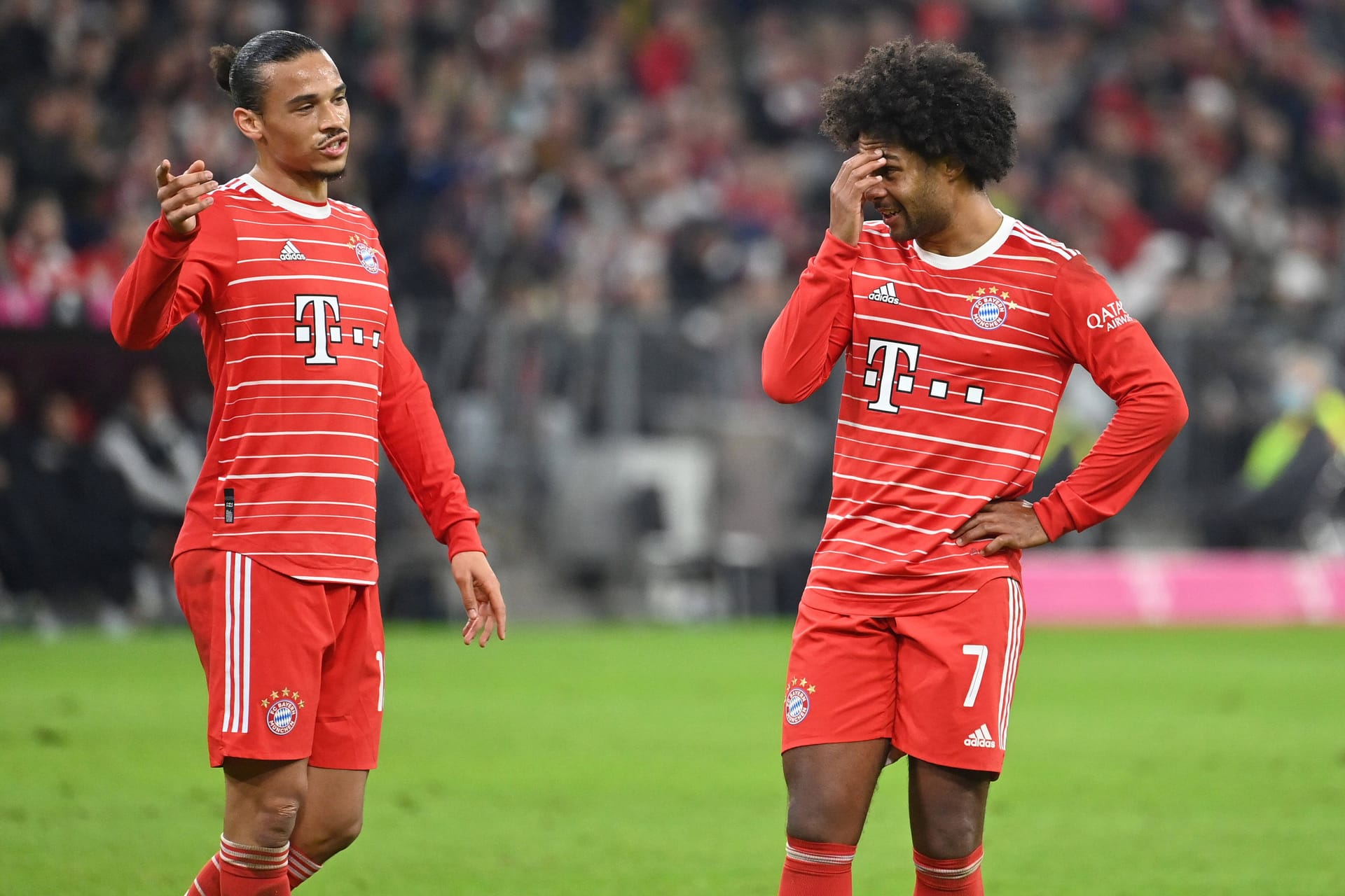 Serge Gnabry (r.) und Leroy Sané: Die beiden Nationalspieler haben die hohen Erwartungen beim FC Bayern noch nicht erfüllt.