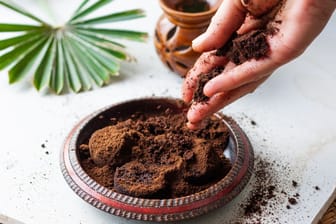 Rasen mit Kaffeesatz düngen: Der im Kaffee enthaltene Stickstoff regt das Wachstum Ihres Rasens an.