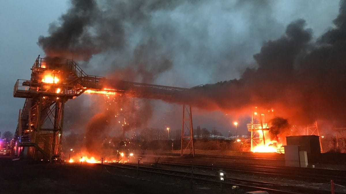 Der Kohlehafen in Bottrop unter Flammen: Mit Unmengen an Wasser kämpften Feuerwehrleute gegen die Ausbreitung des Feuers an. Der Kohlehafen in Bottrop unter Flammen: Mit Unmengen an Wasser kämpften Feuerwehrleute gegen die Ausbreitung des Feuers an.
