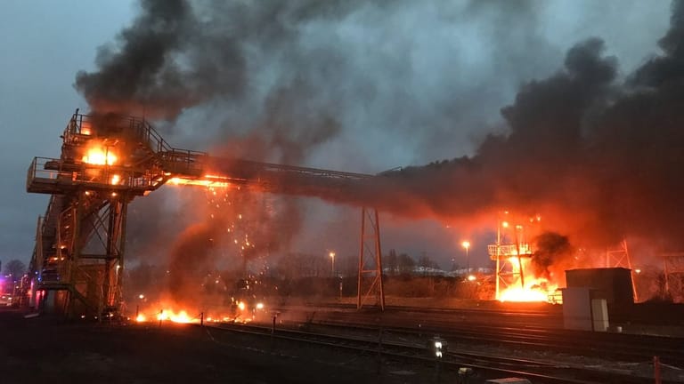 Der Kohlehafen in Bottrop unter Flammen: Mit Unmengen an Wasser kämpften Feuerwehrleute gegen die Ausbreitung des Feuers an.