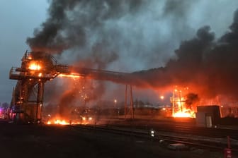 Der Kohlehafen in Bottrop unter Flammen: Mit Unmengen an Wasser kämpften Feuerwehrleute gegen die Ausbreitung des Feuers an.