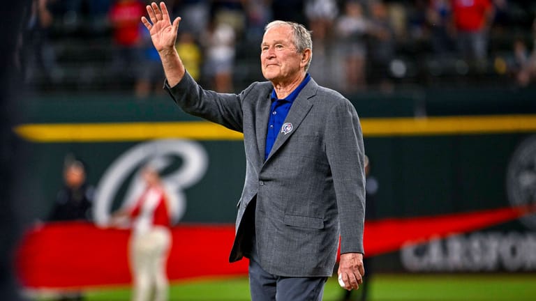 September 2022: George W. Bush besucht ein Baseball-Spiel der Texas Rangers.