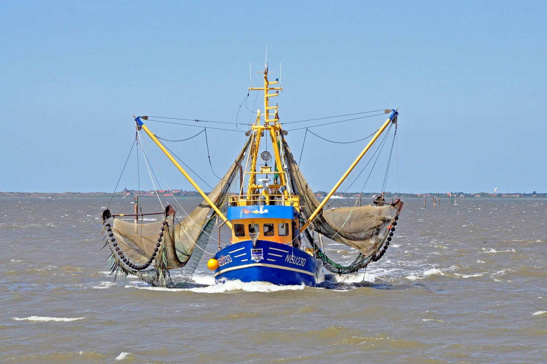 Ein Fischkutter vor Neuharlingersiel in der Nordsee (Archivfoto): Das Fangverbot für Aale beginnt Mitte September dieses Jahres.