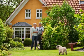 Den Ruhestand im Eigenheim genießen – könnte ein Teilverkauf dafür infrage kommen?