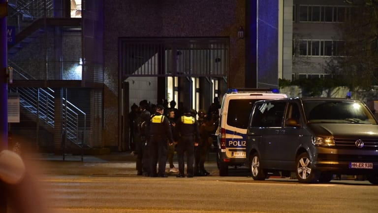 Bei Schüssen in einer Hamburger Kirche sind am Donnerstagabend sieben Menschen getötet und einige Personen verletzt worden.