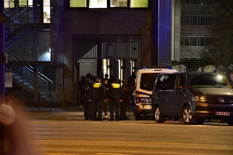 Bei Schüssen in einer Hamburger Kirche sind am Donnerstagabend sieben Menschen getötet und einige Personen verletzt worden.