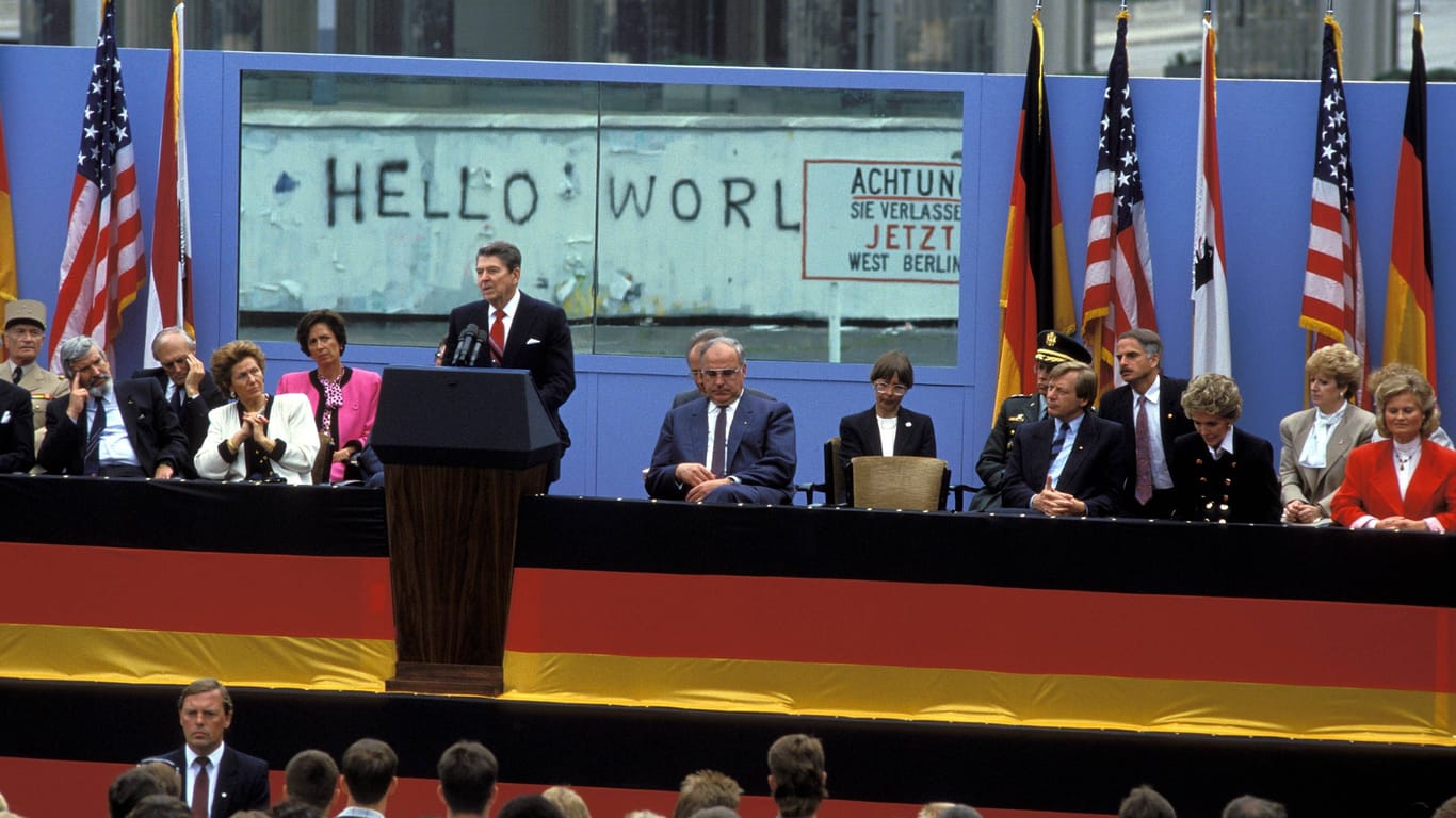 Kein Isolationist: US-Präsident Ronald Reagan spricht 1987 am Brandenburger Tor in West-Berlin.