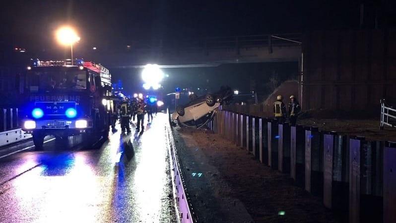 Die Unfallstelle: Das Auto landete fünf Meter unterhalb der A44.
