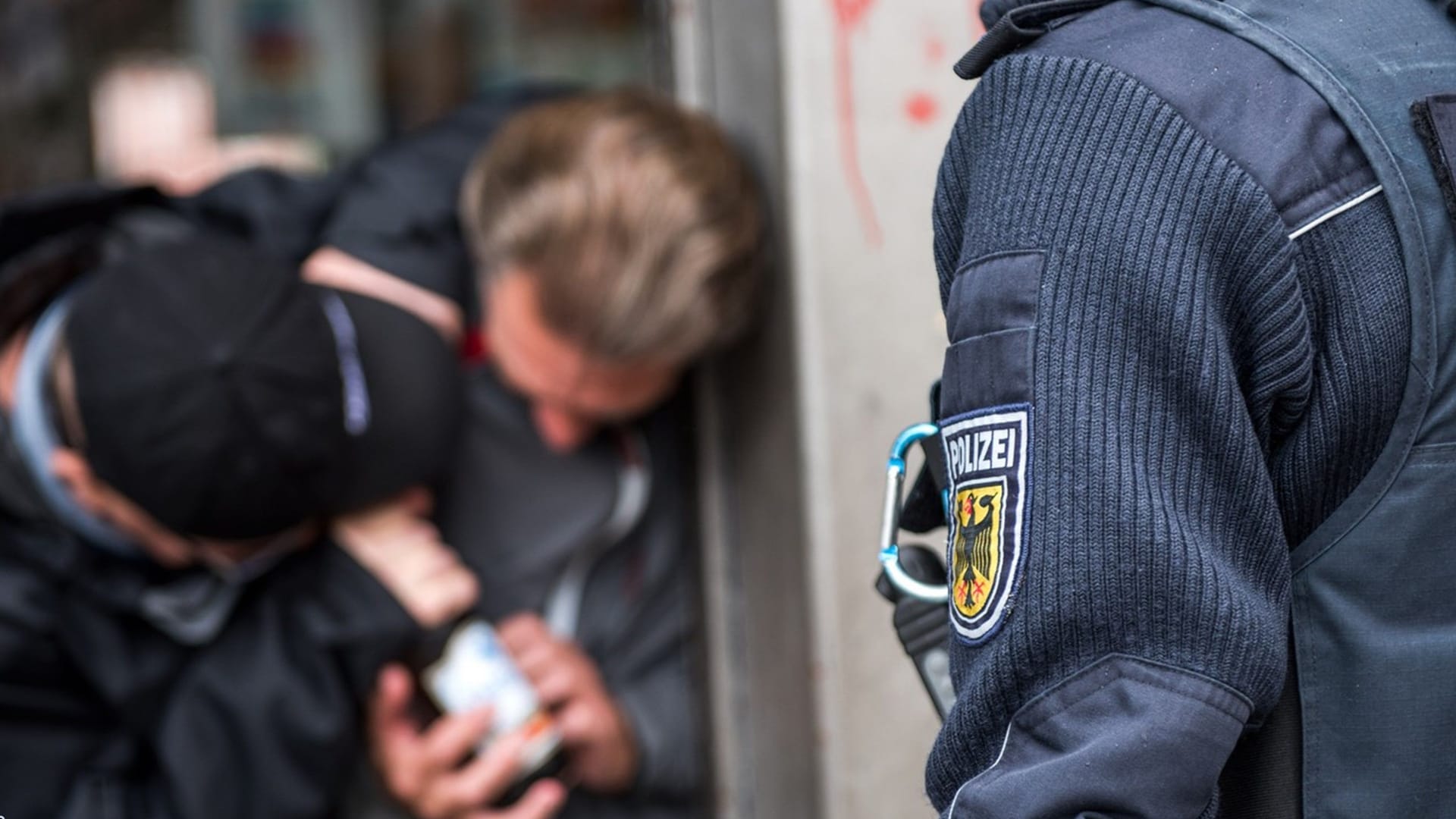 Bundespolizist auf dem Weg zu zwei Prügelnden am Münchner Hauptbahnhof (Symbolbild).