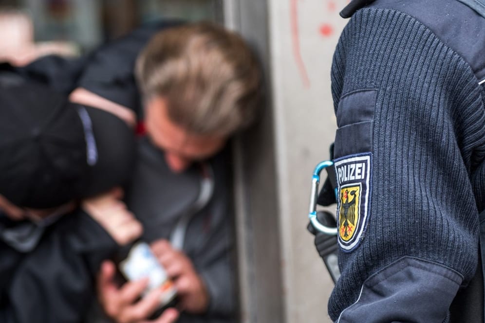 Bundespolizist auf dem Weg zu zwei Prügelnden am Münchner Hauptbahnhof (Symbolbild).