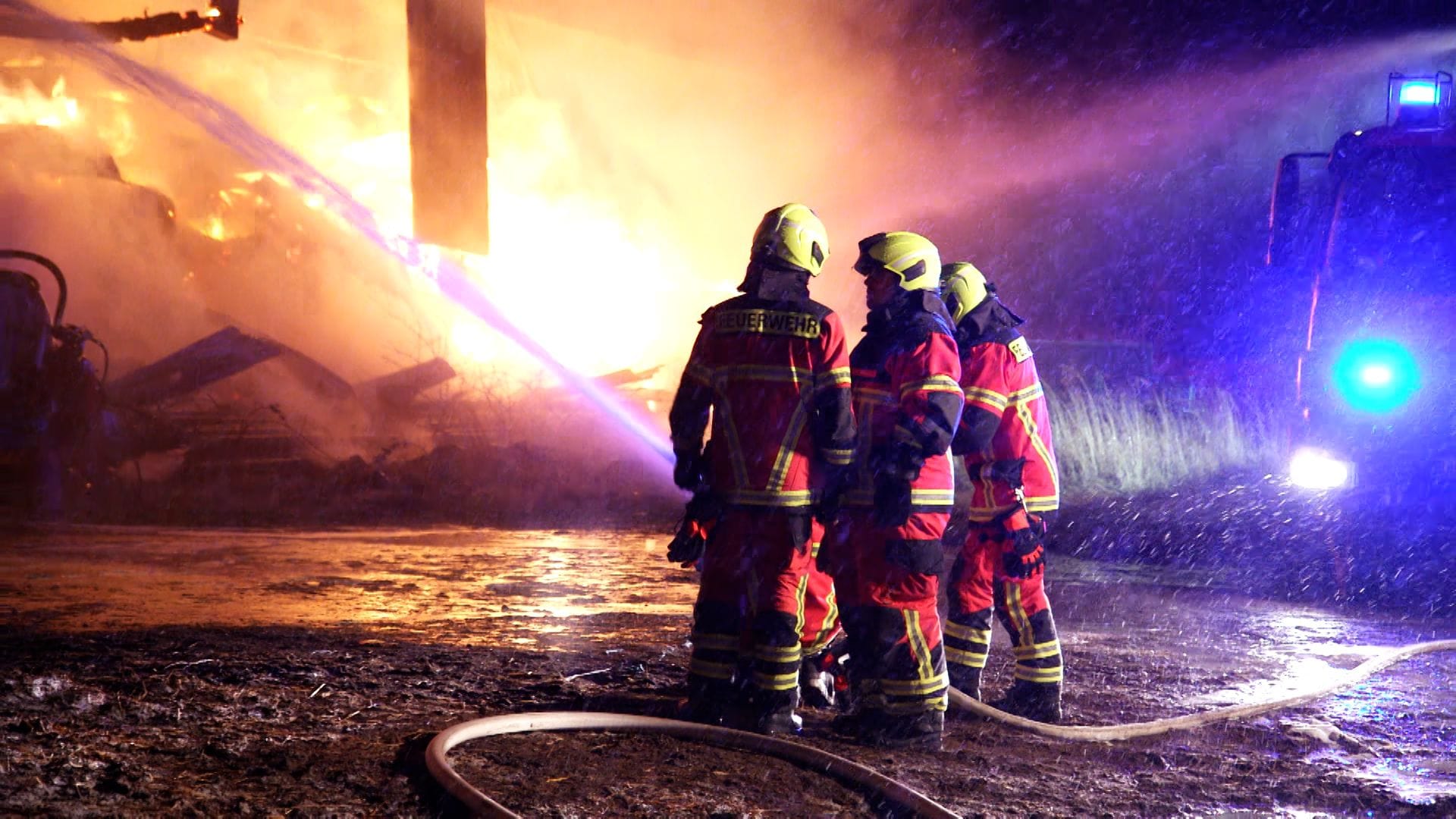 Feuerwehrleute im Einsatz: Die Löscharbeiten dauern am Morgen an.