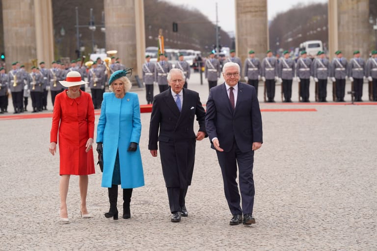 Empfang am Pariser Platz: König Charles III. und Königsgemahlin Camilla gemeinsam mit Bundespräsident Frank-Walter Steinmeier und Elke Büdenbender vor dem Brandenburger Tor.