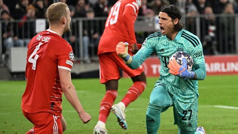 Bayerns Torwart Yann Sommer (re) jubelt mit Matthijs de Ligt nach dessen Rettungstat gegen PSG.