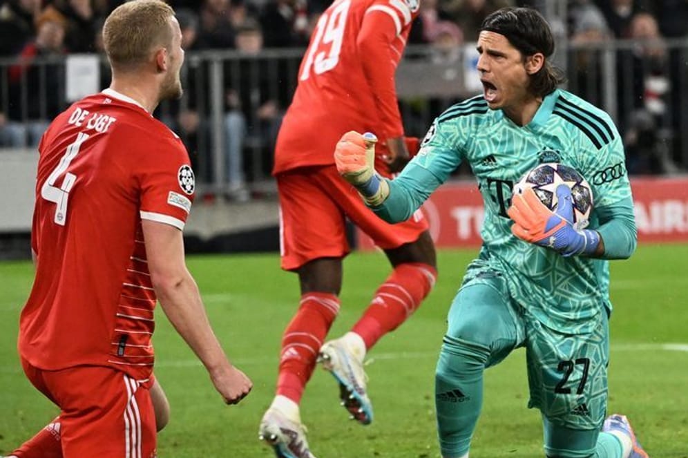 Bayerns Torwart Yann Sommer (re) jubelt mit Matthijs de Ligt nach dessen Rettungstat gegen PSG.