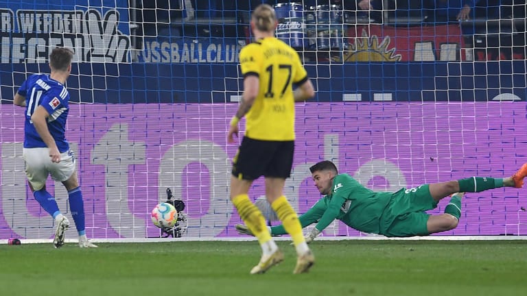 Schalkes Marius Bülter trifft zum Ausgleich gegen den BVB.