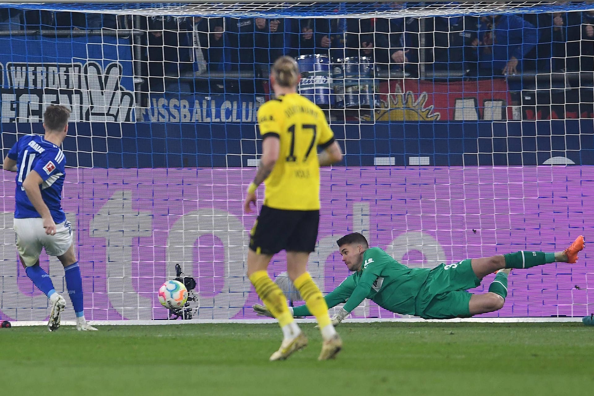 Schalkes Marius Bülter trifft zum Ausgleich gegen den BVB.