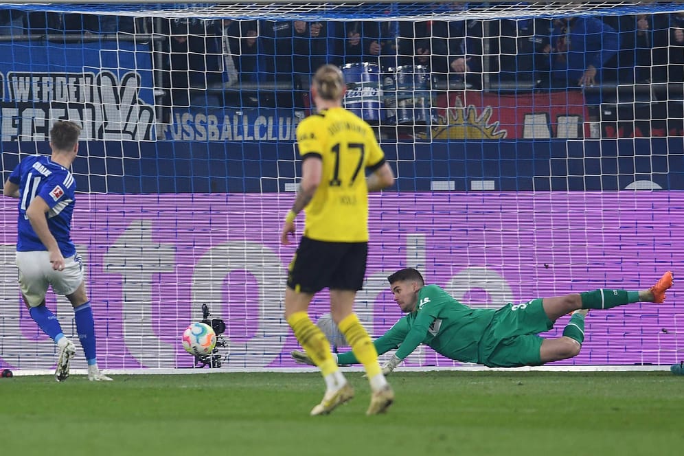 Schalkes Marius Bülter trifft zum Ausgleich gegen den BVB.