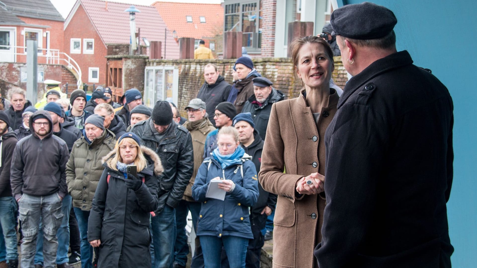 Miriam Staudte (2.v.r), Landwirtschaftsministerin, spricht mit Fischer Nils Sander (r).