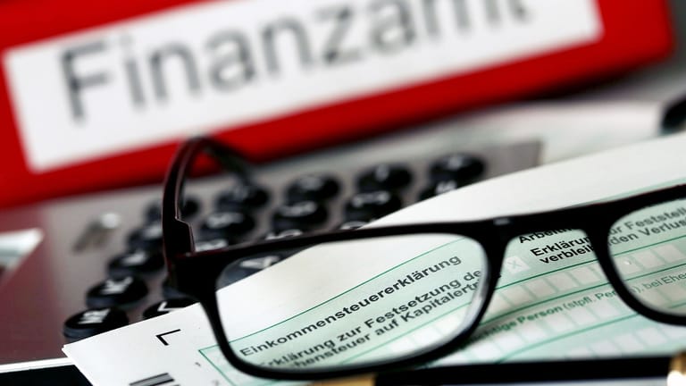 Eine Brille und ein Stift liegen auf einer Steuererklärung: Einige Mythen zum Thema Steuern halten sich ungerechterweise.