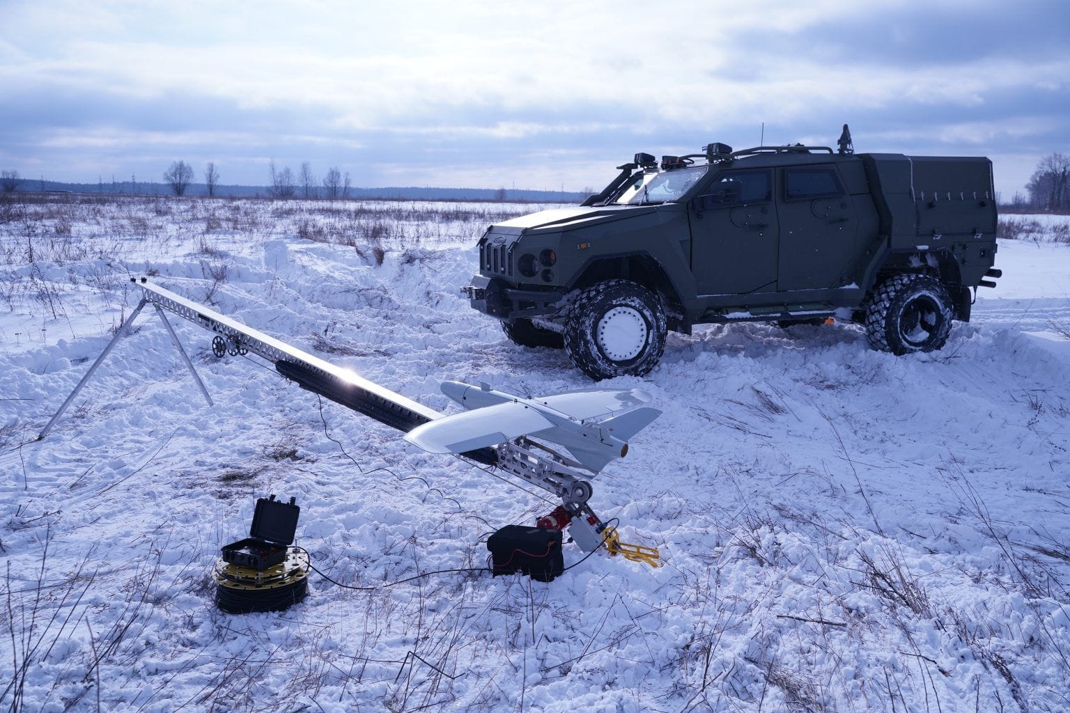 Eine ukrainische RAM-II-Drohne steht startbereit neben einem gepanzerten Fahrzeug.