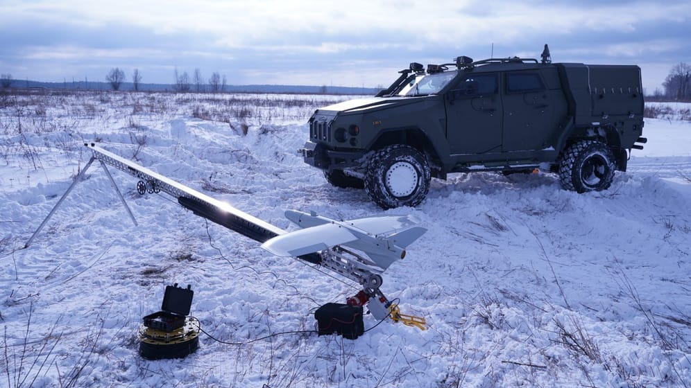 Eine ukrainische RAM-II-Drohne steht startbereit neben einem gepanzerten Fahrzeug.