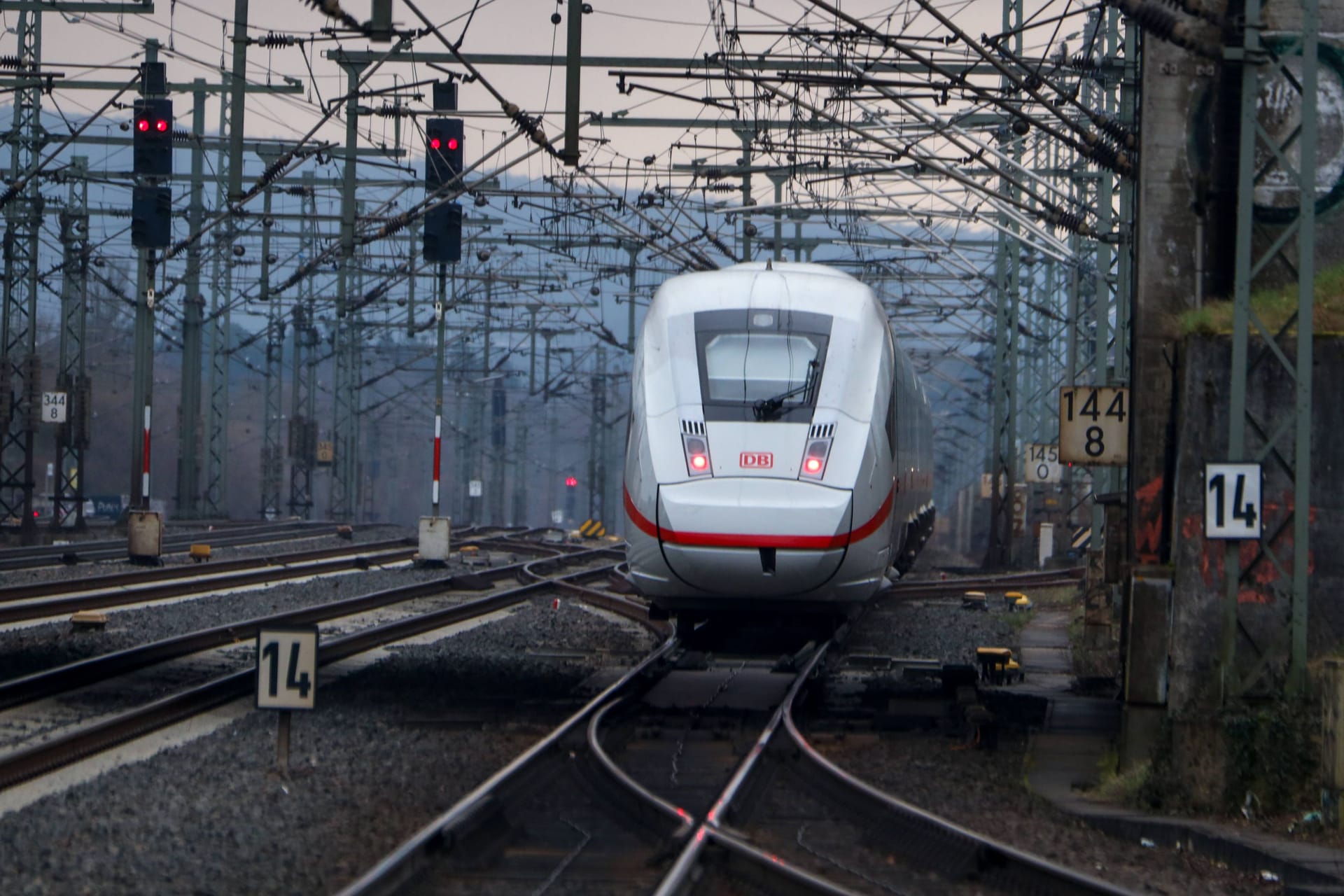 Ein ICE der Deutschen Bahn: Das Projekt Deutschlandtakt kommt 40 Jahre später als geplant.