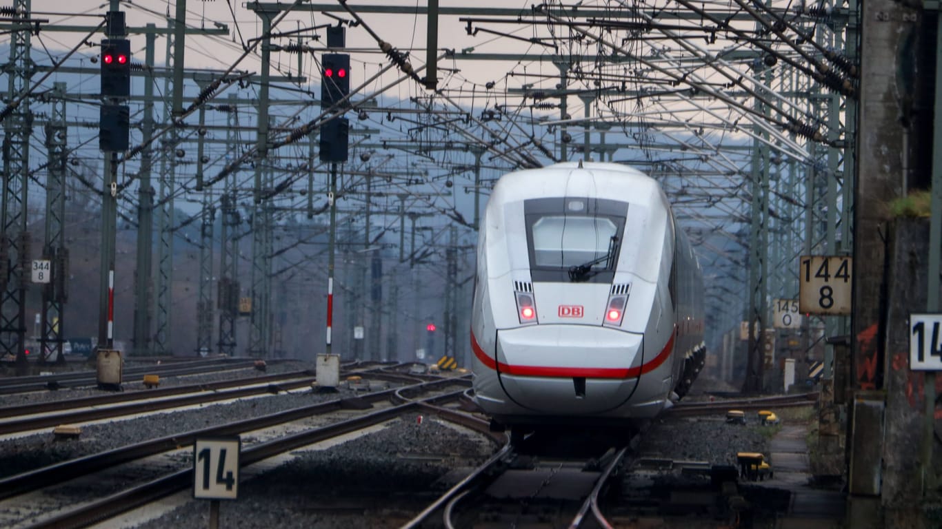 Ein ICE der Deutschen Bahn: Das Projekt Deutschlandtakt kommt 40 Jahre später als geplant.
