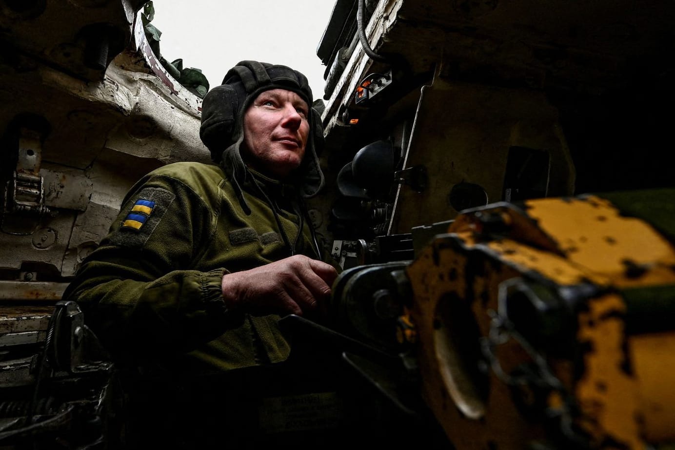 Ein ukrainischer Soldat in einem Panzer in der Näher der umkämpften Stadt Saporischschja.