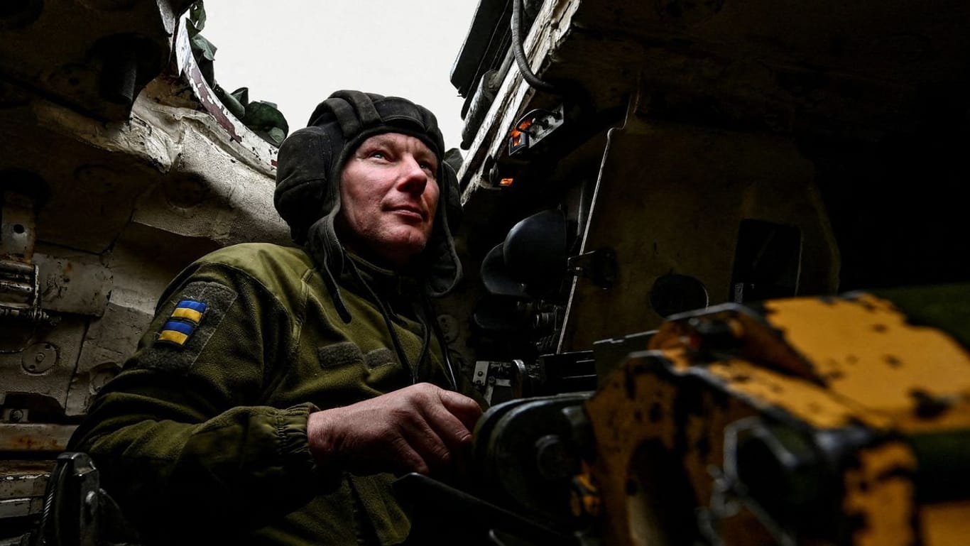 Ein ukrainischer Soldat in einem Panzer in der Näher der umkämpften Stadt Saporischschja.