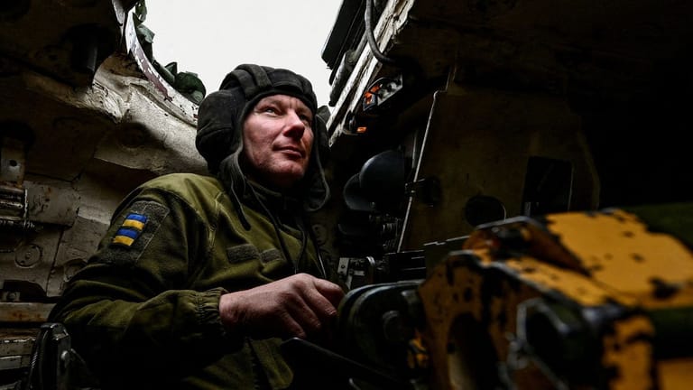 Ein ukrainischer Soldat in einem Panzer in der Näher der umkämpften Stadt Saporischschja.