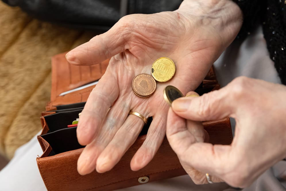 Rentnerin zählt Geld (Symbolbild): Um langjährige Beitragszahler mit niedrigen Renten zu unterstützen, hat die Bundesregierung die Grundrente eingeführt.