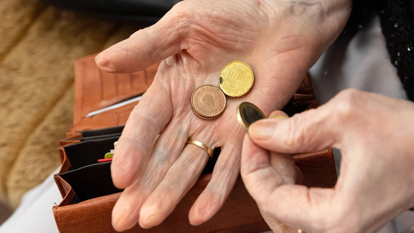 Rentnerin zählt Geld (Symbolbild): Um langjährige Beitragszahler mit niedrigen Renten zu unterstützen, hat die Bundesregierung die Grundrente eingeführt.