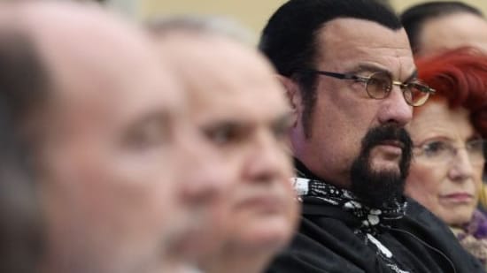 Erste Reihe: Waldemar Herdt (Mitte, unscharf), neben Steven Seagal, einst Hollywood-Star, heute russischer "Sonderbeauftragter für die humanitären Beziehungen mit den USA".