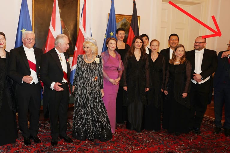 Gruppenbild beim Staatsbankett: König Charles III. und Bundespräsident Steinmeier posieren mit gut einem Dutzend Gästen. Der geheimnisvolle CD-Schenker hat es fast nicht aufs Foto geschafft: Ihn sieht man nur abgeschnitten am rechten Bildrand.
