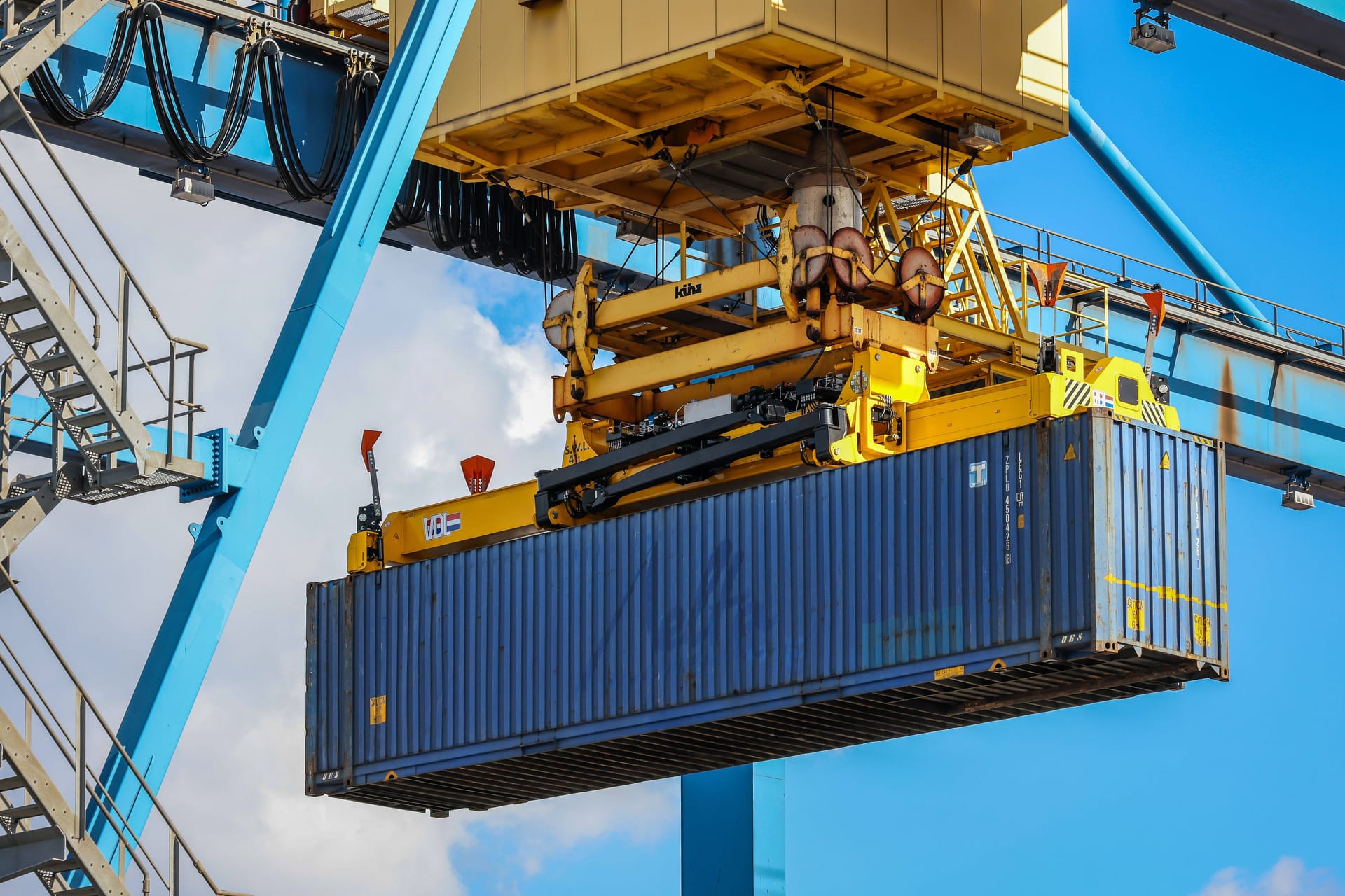 Container im Duisburger Hafen (Symbolbild): Das Geschäftsklima hat sich überraschend aufgehellt.