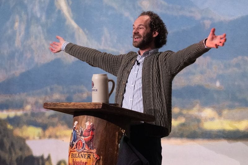 Maximilian Schafroth, Schauspieler und Kabarettist, hält beim Starkbieranstich die Fastenpredigt.