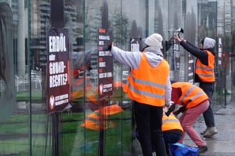 Die Aktion der "Letzten Generation": Die Klimaaktivisten haben eine Glasskulptur nahe des Bundestags beschmiert.